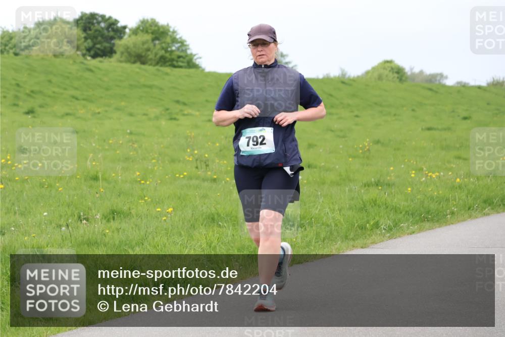 04.05.2025 - 8. Wedeler Halbmarathon Lena Gebhardt http://msf.ph/oto/7842204 04.05.2025 12:05:17 Laufen 792 meine-sportfotos.de