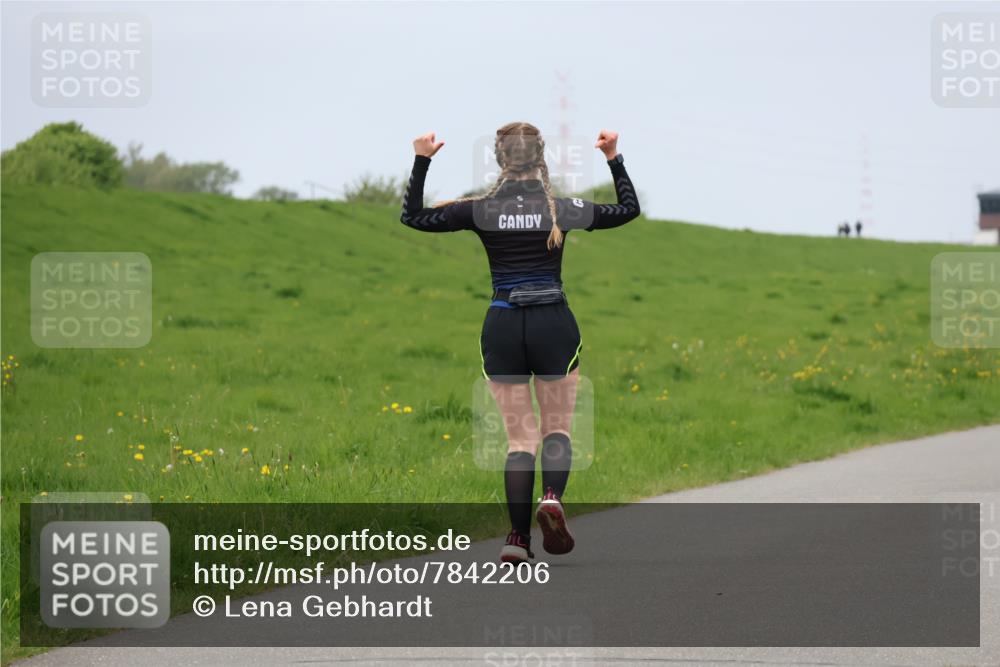 04.05.2025 - 8. Wedeler Halbmarathon Lena Gebhardt http://msf.ph/oto/7842206 04.05.2025 12:05:18 Laufen  meine-sportfotos.de