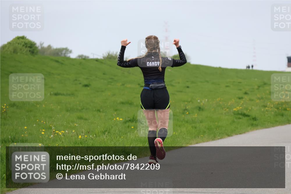 04.05.2025 - 8. Wedeler Halbmarathon Lena Gebhardt http://msf.ph/oto/7842209 04.05.2025 12:05:19 Laufen  meine-sportfotos.de
