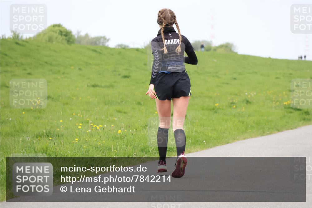 04.05.2025 - 8. Wedeler Halbmarathon Lena Gebhardt http://msf.ph/oto/7842214 04.05.2025 12:05:20 Laufen  meine-sportfotos.de