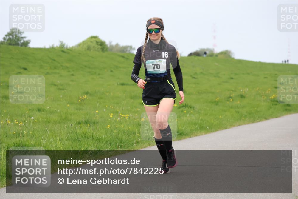04.05.2025 - 8. Wedeler Halbmarathon Lena Gebhardt http://msf.ph/oto/7842225 04.05.2025 12:05:22 Laufen 70, 16 meine-sportfotos.de