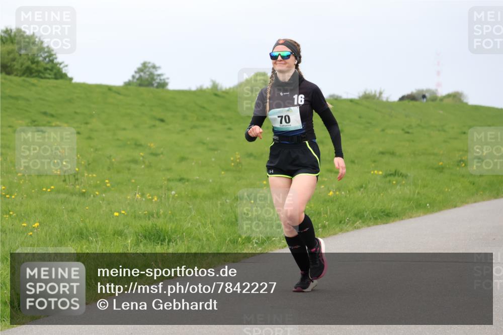 04.05.2025 - 8. Wedeler Halbmarathon Lena Gebhardt http://msf.ph/oto/7842227 04.05.2025 12:05:23 Laufen 70, 16 meine-sportfotos.de