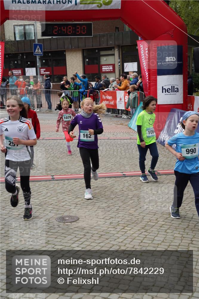 04.05.2025 - 8. Wedeler Halbmarathon Felixshl http://msf.ph/oto/7842229 04.05.2025 12:48:28 Ziel 162, 257, 614, 990, 1064, 1079, 1178 meine-sportfotos.de