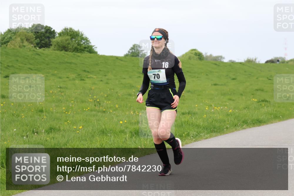04.05.2025 - 8. Wedeler Halbmarathon Lena Gebhardt http://msf.ph/oto/7842230 04.05.2025 12:05:23 Laufen 70, 16 meine-sportfotos.de