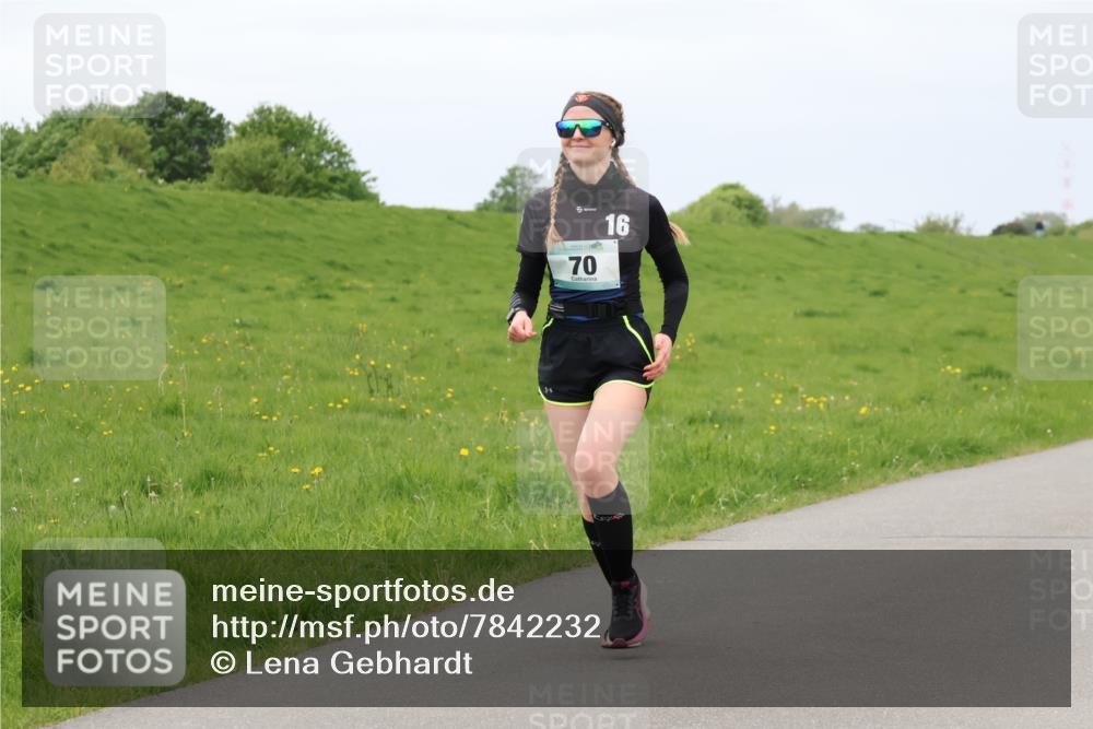 04.05.2025 - 8. Wedeler Halbmarathon Lena Gebhardt http://msf.ph/oto/7842232 04.05.2025 12:05:23 Laufen 70, 16 meine-sportfotos.de