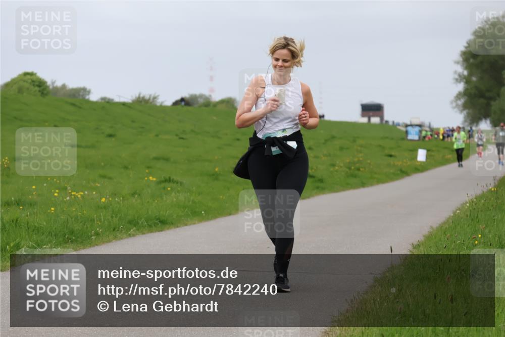 04.05.2025 - 8. Wedeler Halbmarathon Lena Gebhardt http://msf.ph/oto/7842240 04.05.2025 12:05:33 Laufen  meine-sportfotos.de