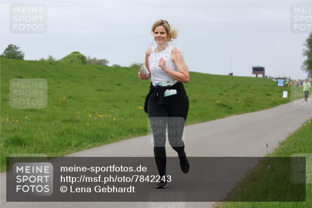 04.05.2025 - 8. Wedeler Halbmarathon Lena Gebhardt http://msf.ph/oto/7842243 04.05.2025 12:05:34 Laufen  meine-sportfotos.de