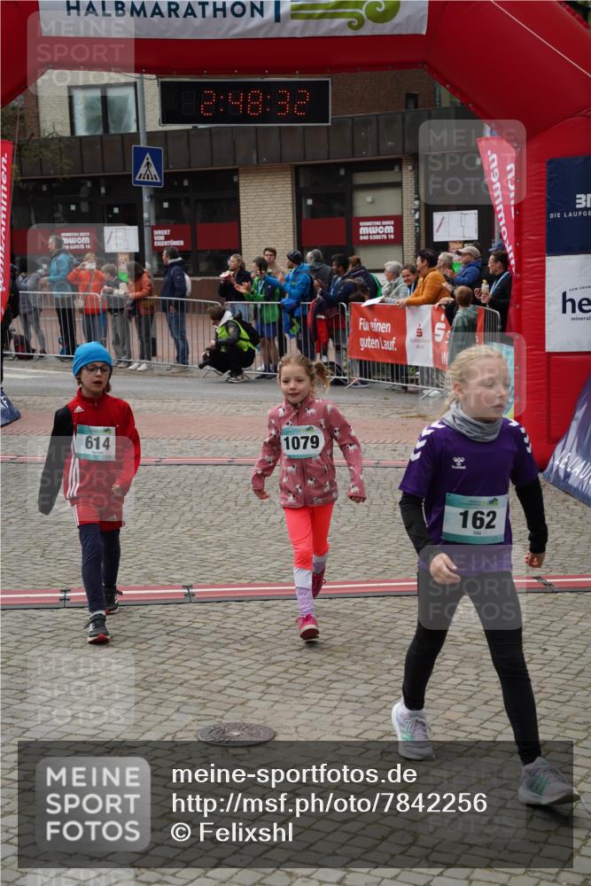 04.05.2025 - 8. Wedeler Halbmarathon Felixshl http://msf.ph/oto/7842256 04.05.2025 12:48:29 Ziel 162, 257, 614, 990, 1064, 1079, 1178 meine-sportfotos.de