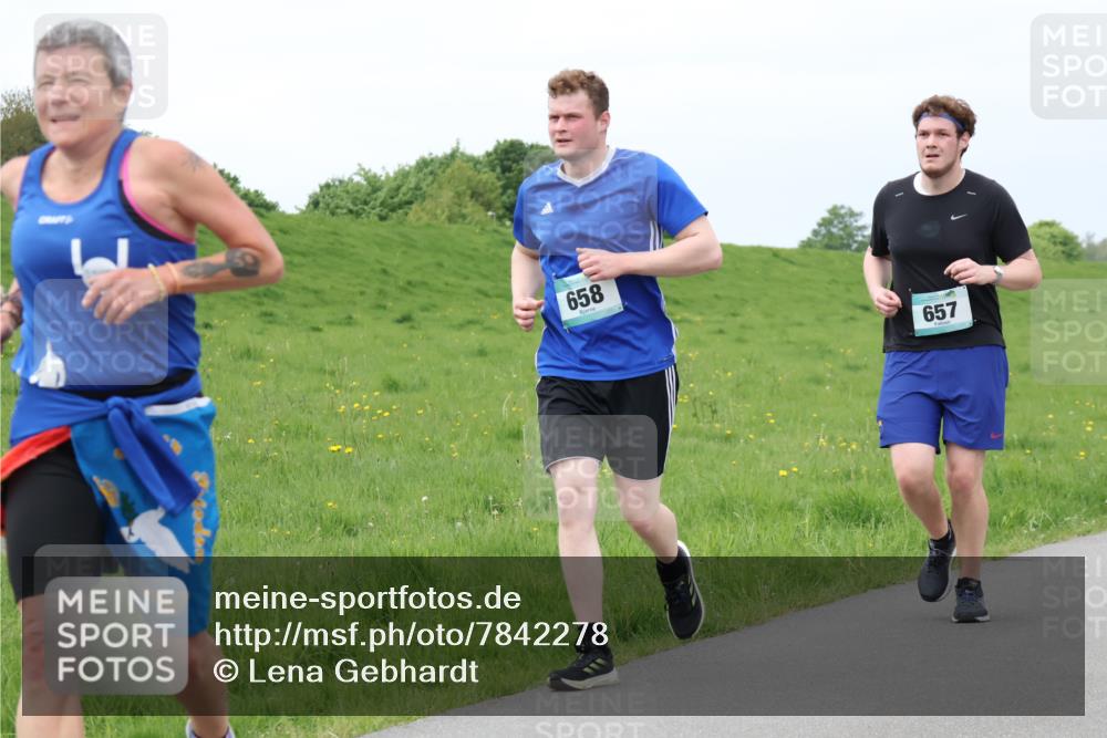 04.05.2025 - 8. Wedeler Halbmarathon Lena Gebhardt http://msf.ph/oto/7842278 04.05.2025 12:07:13 Laufen 658, 657 meine-sportfotos.de
