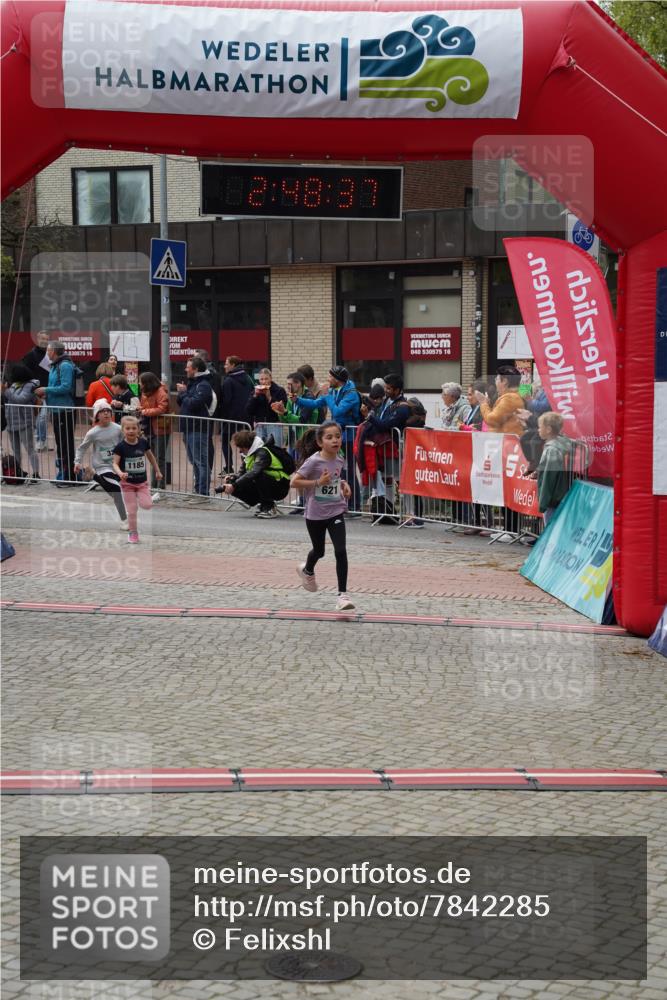 04.05.2025 - 8. Wedeler Halbmarathon Felixshl http://msf.ph/oto/7842285 04.05.2025 12:48:35 Ziel 32, 621, 1185 meine-sportfotos.de