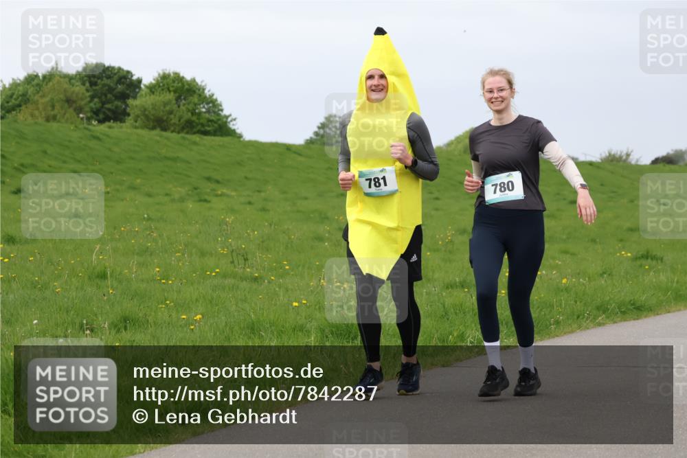 04.05.2025 - 8. Wedeler Halbmarathon Lena Gebhardt http://msf.ph/oto/7842287 04.05.2025 12:07:19 Laufen 781, 780 meine-sportfotos.de