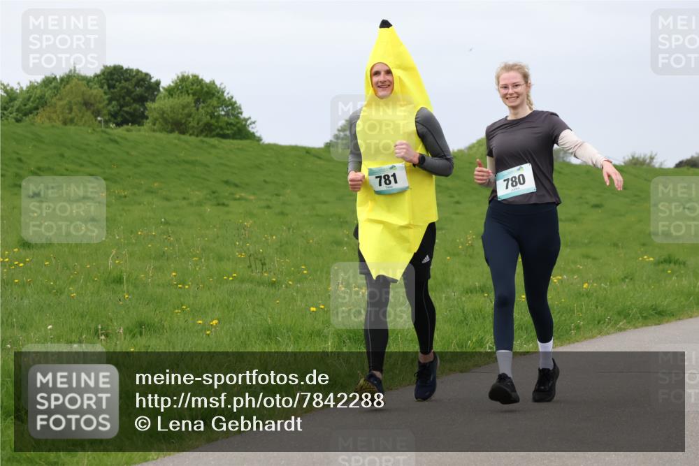 04.05.2025 - 8. Wedeler Halbmarathon Lena Gebhardt http://msf.ph/oto/7842288 04.05.2025 12:07:19 Laufen 781, 780 meine-sportfotos.de