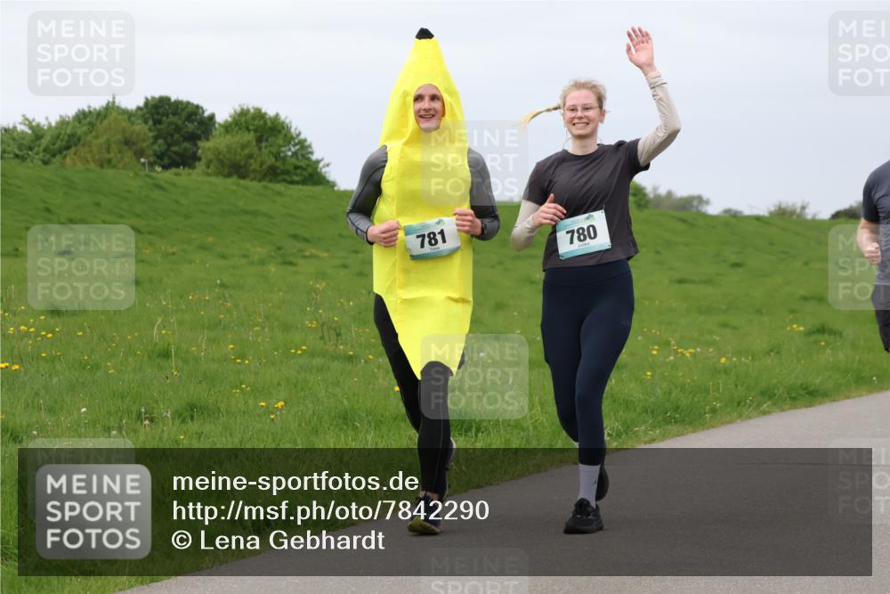 04.05.2025 - 8. Wedeler Halbmarathon Lena Gebhardt http://msf.ph/oto/7842290 04.05.2025 12:07:19 Laufen 781, 780 meine-sportfotos.de