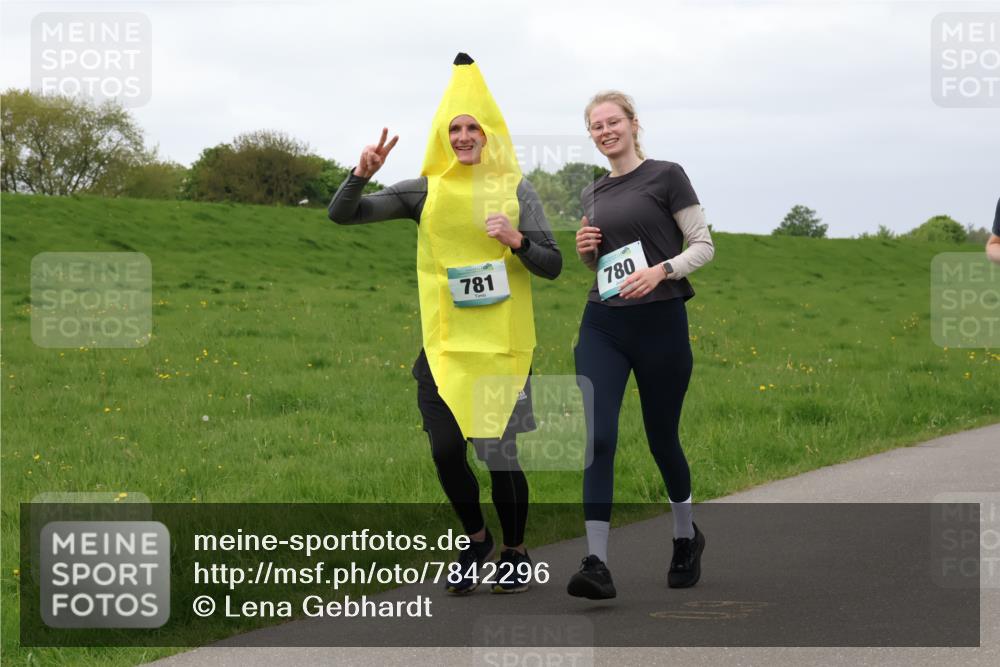 04.05.2025 - 8. Wedeler Halbmarathon Lena Gebhardt http://msf.ph/oto/7842296 04.05.2025 12:07:21 Laufen 781, 780 meine-sportfotos.de
