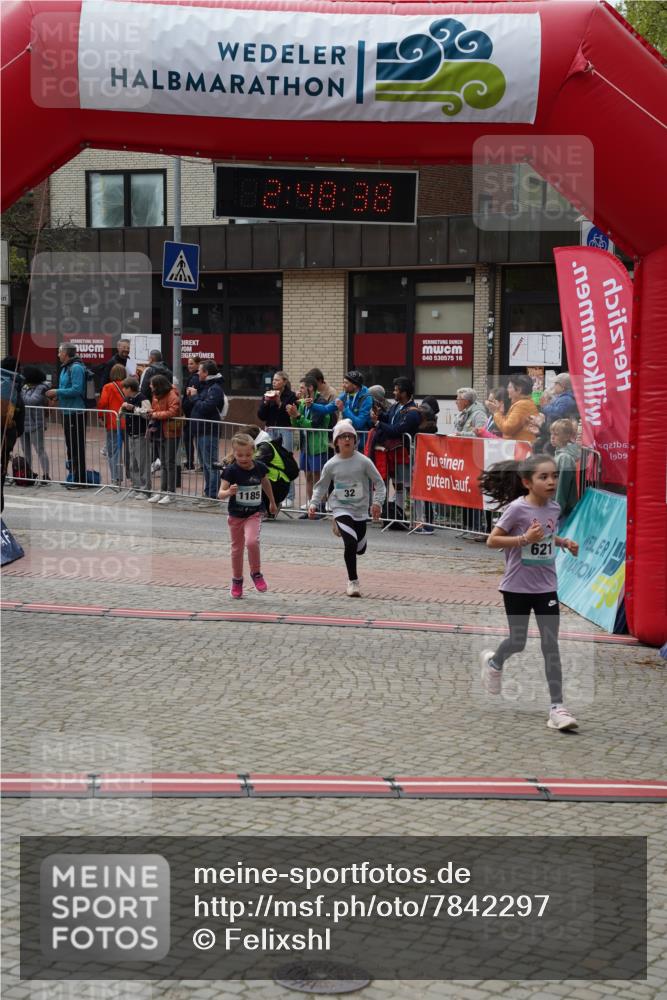 04.05.2025 - 8. Wedeler Halbmarathon Felixshl http://msf.ph/oto/7842297 04.05.2025 12:48:36 Ziel 32, 621, 1140, 1185 meine-sportfotos.de