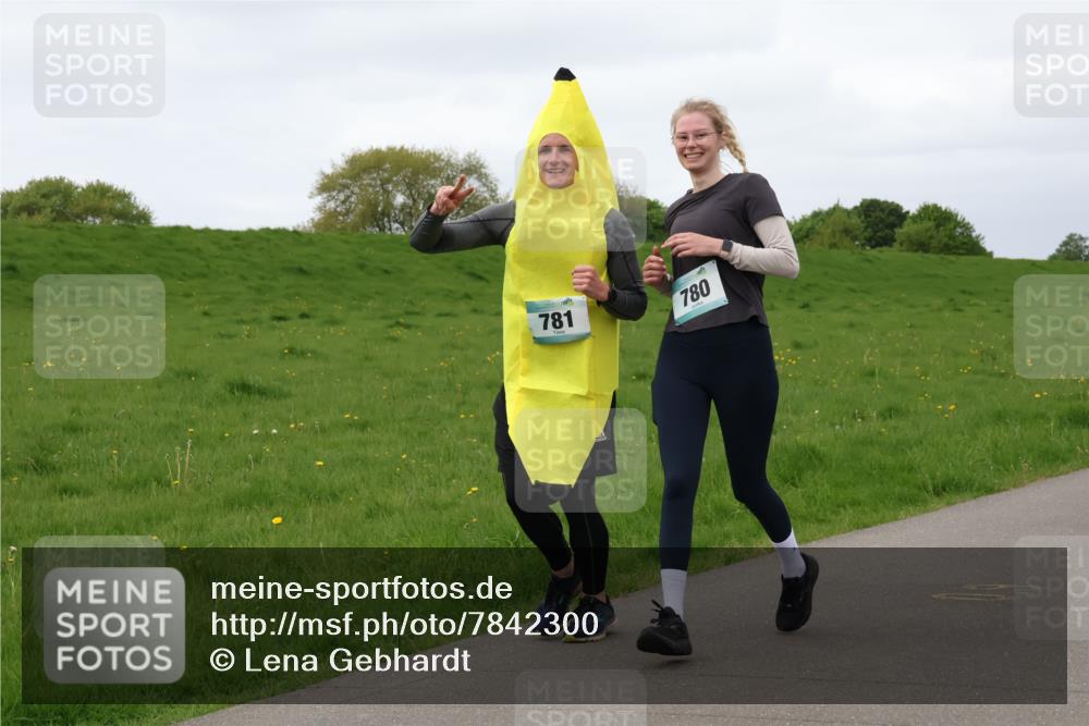 04.05.2025 - 8. Wedeler Halbmarathon Lena Gebhardt http://msf.ph/oto/7842300 04.05.2025 12:07:22 Laufen 781, 780 meine-sportfotos.de