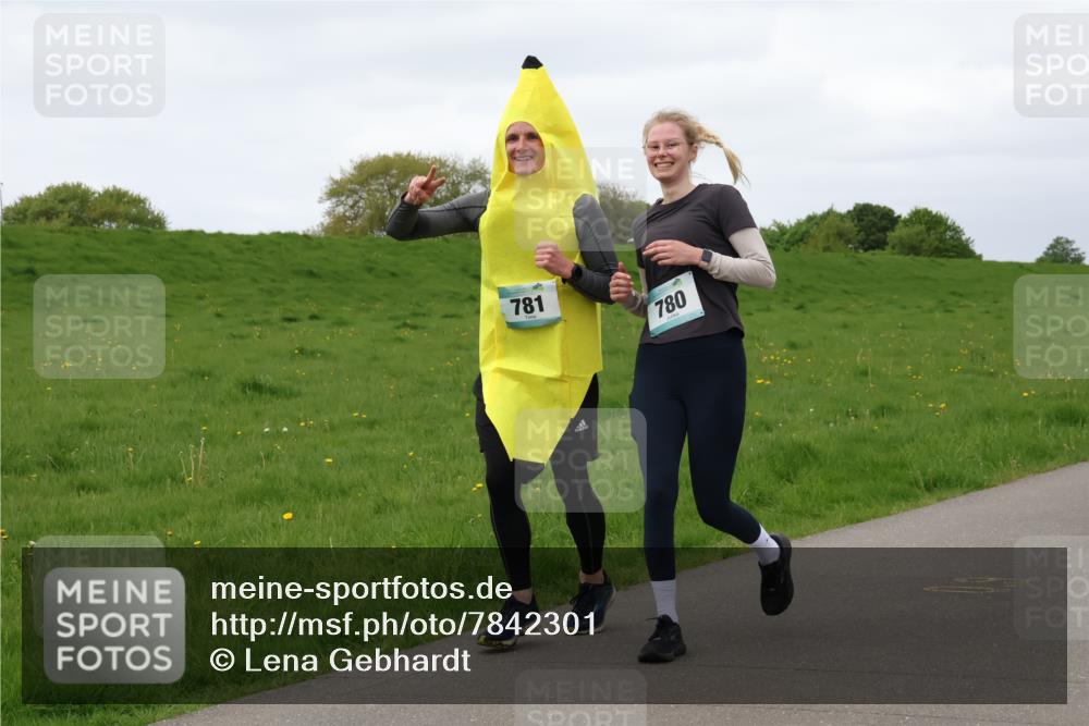 04.05.2025 - 8. Wedeler Halbmarathon Lena Gebhardt http://msf.ph/oto/7842301 04.05.2025 12:07:22 Laufen 781, 780 meine-sportfotos.de