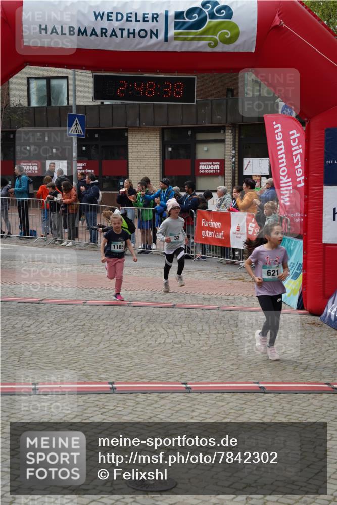 04.05.2025 - 8. Wedeler Halbmarathon Felixshl http://msf.ph/oto/7842302 04.05.2025 12:48:36 Ziel 32, 621, 1140, 1185 meine-sportfotos.de