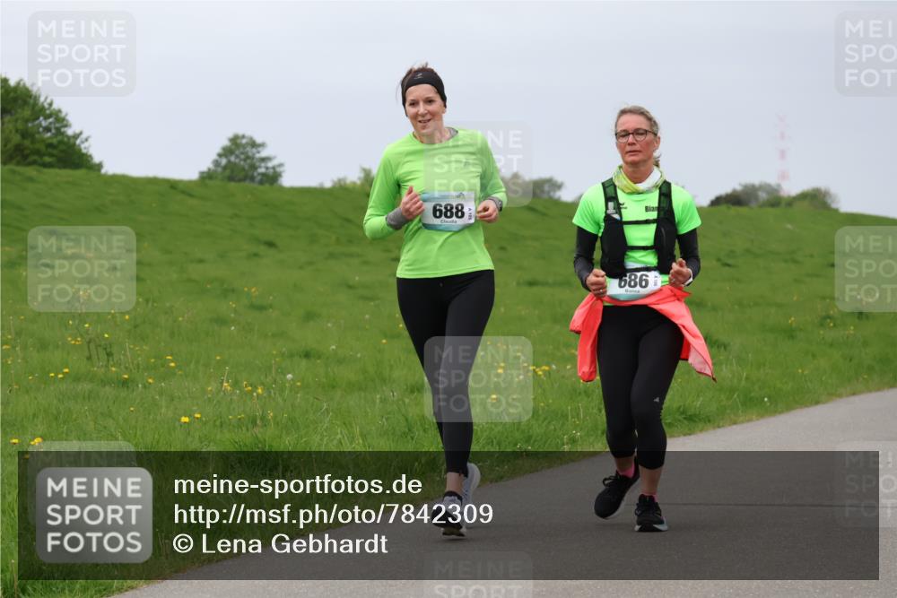 04.05.2025 - 8. Wedeler Halbmarathon Lena Gebhardt http://msf.ph/oto/7842309 04.05.2025 12:07:26 Laufen 688, 686 meine-sportfotos.de