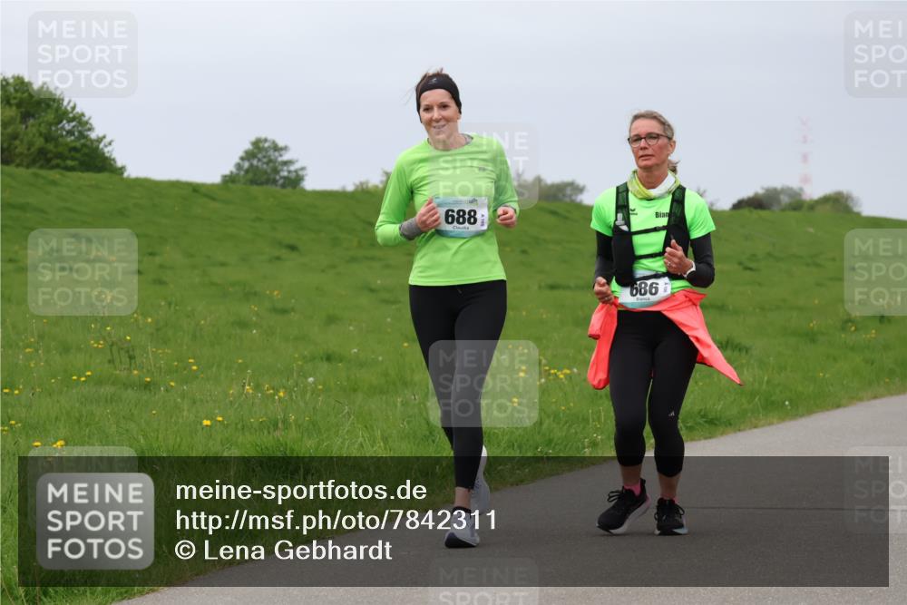 04.05.2025 - 8. Wedeler Halbmarathon Lena Gebhardt http://msf.ph/oto/7842311 04.05.2025 12:07:26 Laufen 688, 686 meine-sportfotos.de