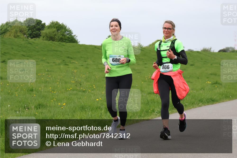 04.05.2025 - 8. Wedeler Halbmarathon Lena Gebhardt http://msf.ph/oto/7842312 04.05.2025 12:07:27 Laufen 688, 686 meine-sportfotos.de