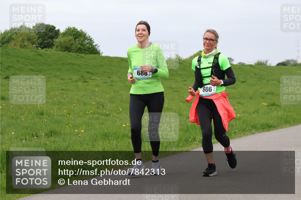 04.05.2025 - 8. Wedeler Halbmarathon Lena Gebhardt http://msf.ph/oto/7842313 04.05.2025 12:07:27 Laufen 688, 686 meine-sportfotos.de
