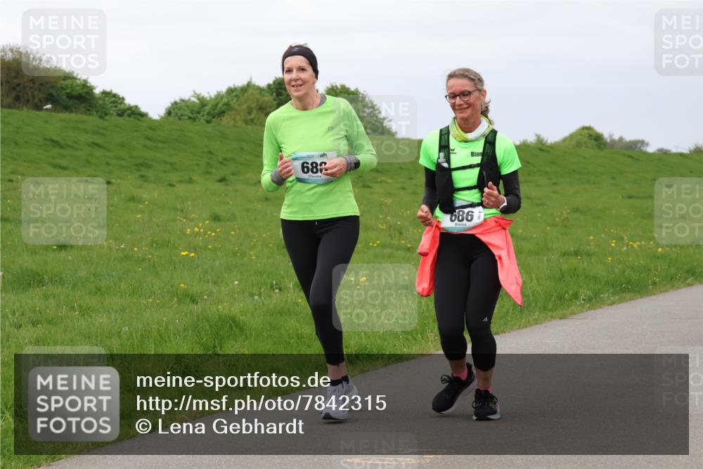 04.05.2025 - 8. Wedeler Halbmarathon Lena Gebhardt http://msf.ph/oto/7842315 04.05.2025 12:07:28 Laufen 682, 686 meine-sportfotos.de