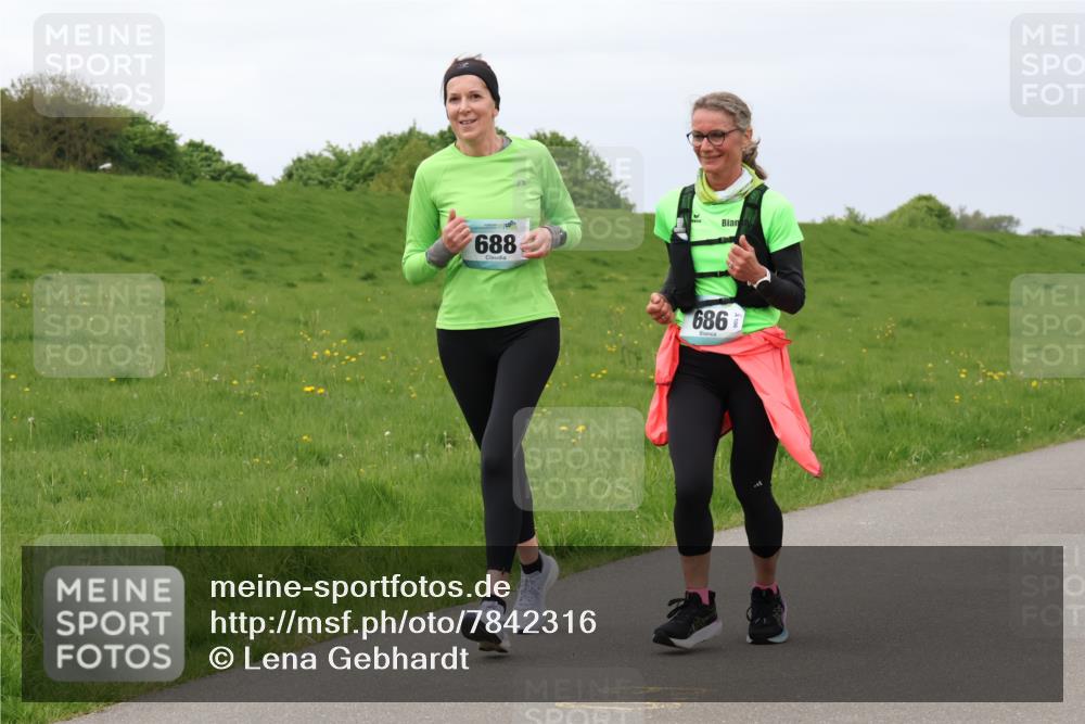 04.05.2025 - 8. Wedeler Halbmarathon Lena Gebhardt http://msf.ph/oto/7842316 04.05.2025 12:07:28 Laufen 688, 686 meine-sportfotos.de