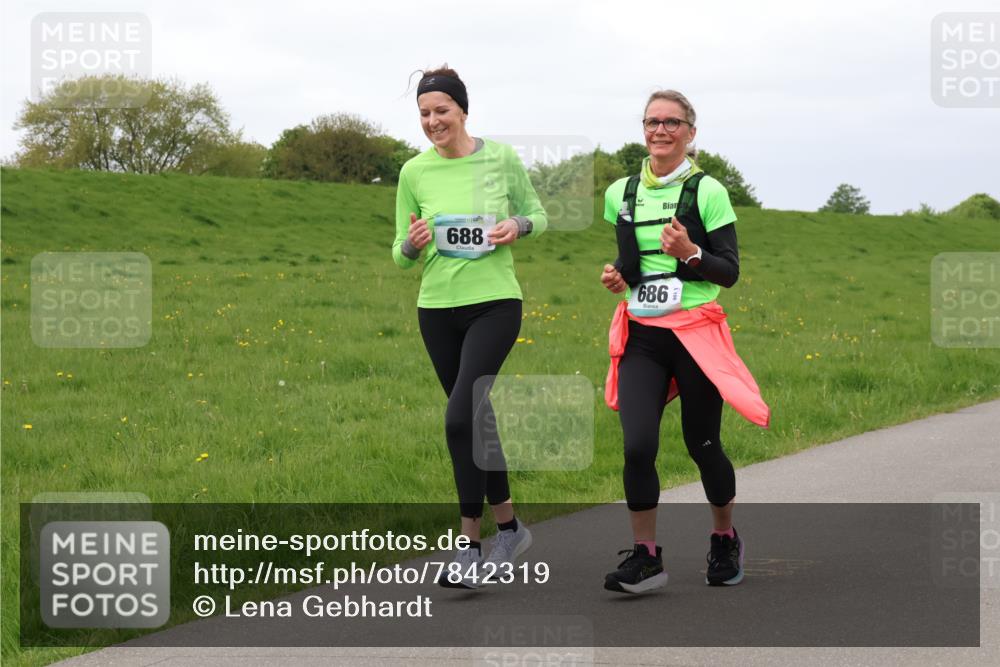 04.05.2025 - 8. Wedeler Halbmarathon Lena Gebhardt http://msf.ph/oto/7842319 04.05.2025 12:07:29 Laufen 688, 686 meine-sportfotos.de
