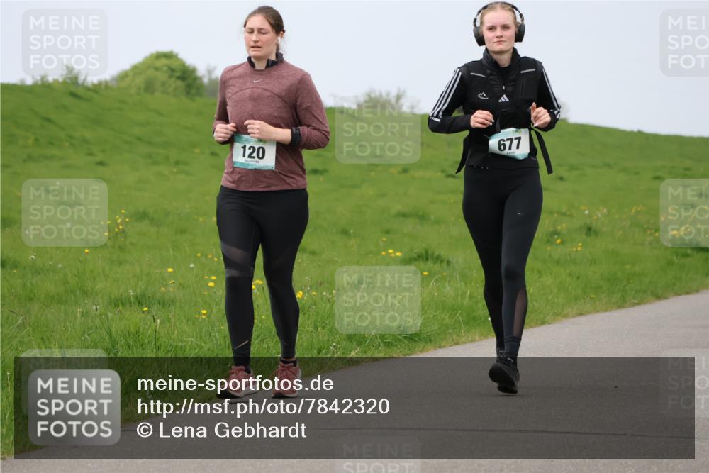 04.05.2025 - 8. Wedeler Halbmarathon Lena Gebhardt http://msf.ph/oto/7842320 04.05.2025 12:07:44 Laufen 120, 677 meine-sportfotos.de