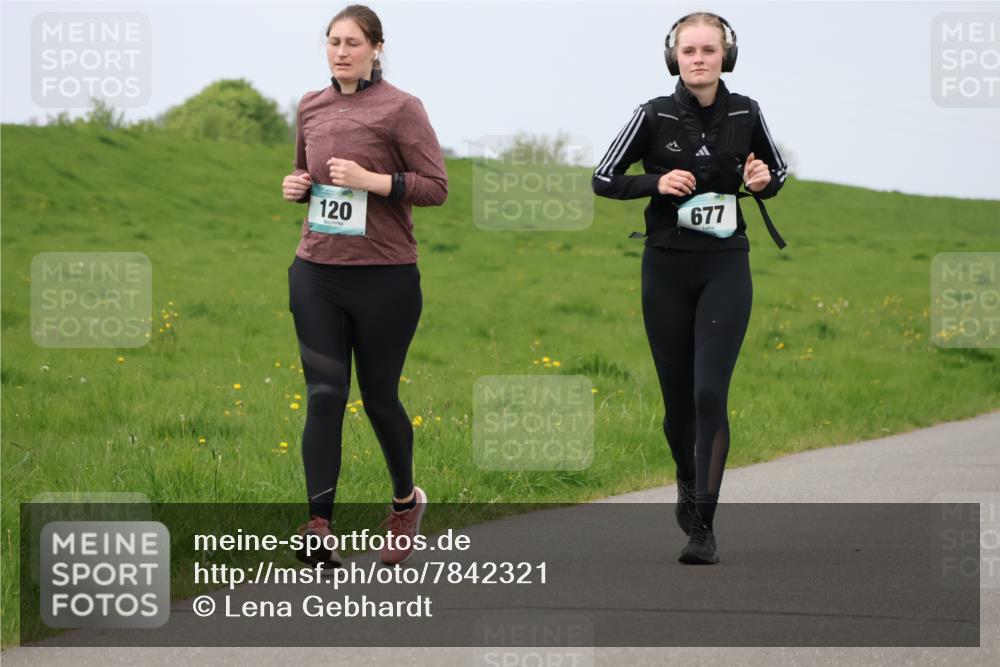 04.05.2025 - 8. Wedeler Halbmarathon Lena Gebhardt http://msf.ph/oto/7842321 04.05.2025 12:07:44 Laufen 120, 677 meine-sportfotos.de