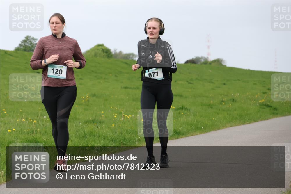 04.05.2025 - 8. Wedeler Halbmarathon Lena Gebhardt http://msf.ph/oto/7842323 04.05.2025 12:07:46 Laufen 120, 677 meine-sportfotos.de