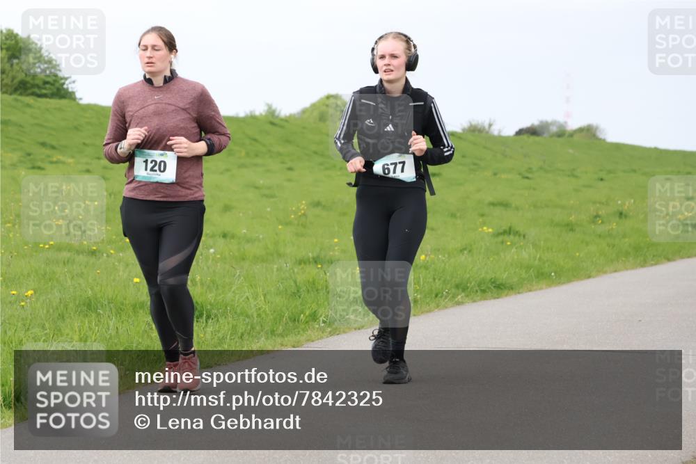 04.05.2025 - 8. Wedeler Halbmarathon Lena Gebhardt http://msf.ph/oto/7842325 04.05.2025 12:07:46 Laufen 120, 677 meine-sportfotos.de