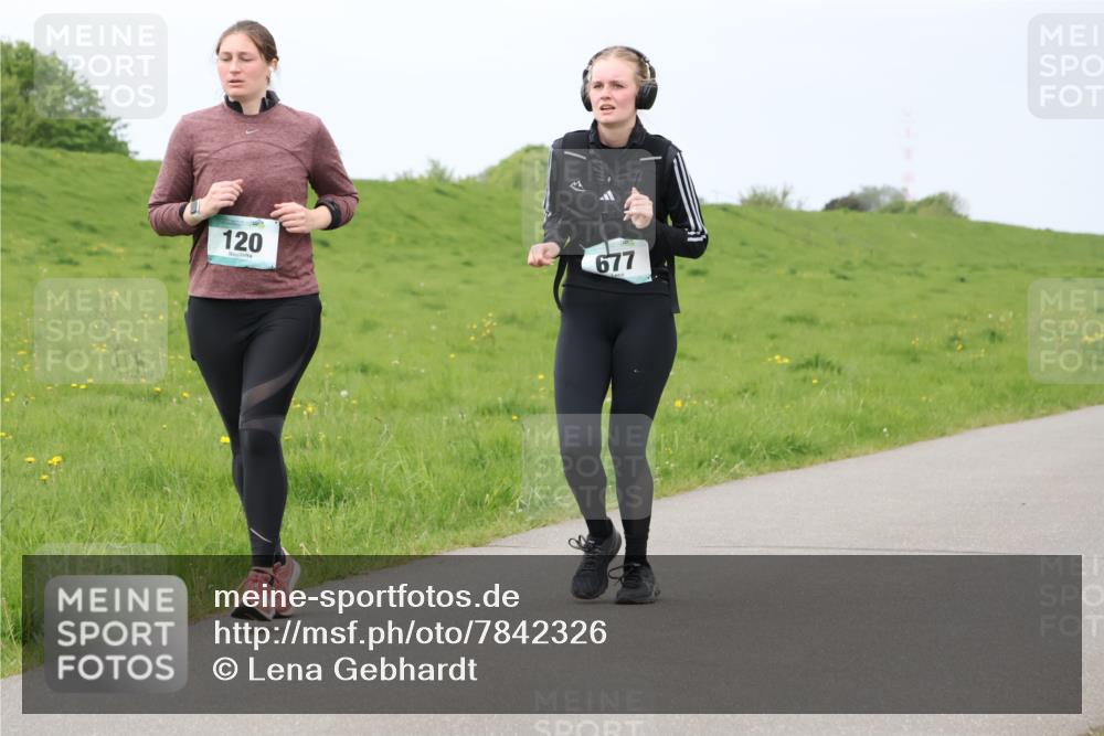 04.05.2025 - 8. Wedeler Halbmarathon Lena Gebhardt http://msf.ph/oto/7842326 04.05.2025 12:07:47 Laufen 120, 677 meine-sportfotos.de