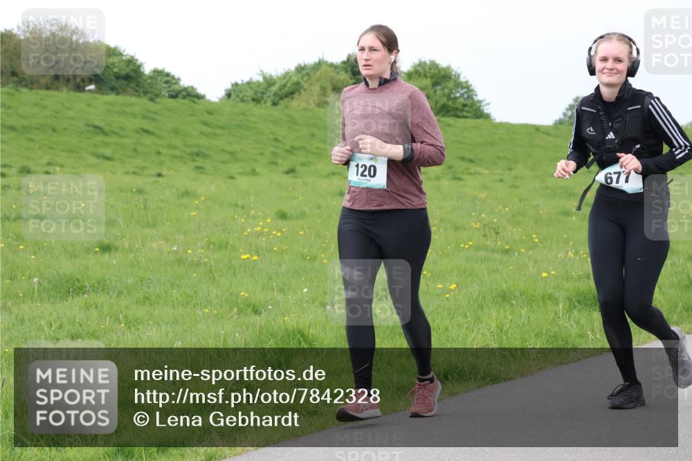04.05.2025 - 8. Wedeler Halbmarathon Lena Gebhardt http://msf.ph/oto/7842328 04.05.2025 12:07:48 Laufen 120, 677 meine-sportfotos.de