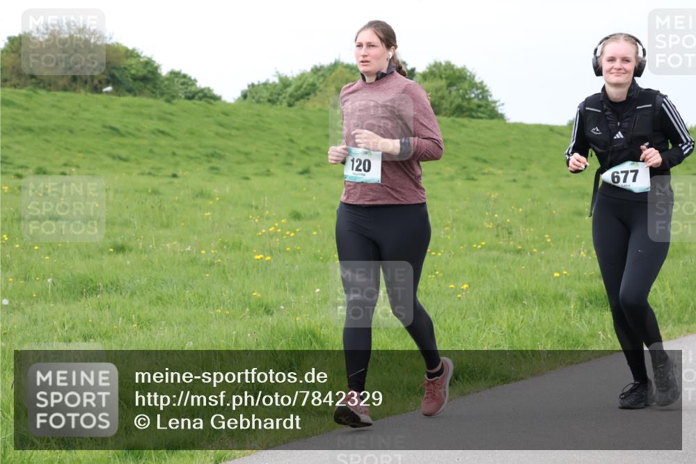 04.05.2025 - 8. Wedeler Halbmarathon Lena Gebhardt http://msf.ph/oto/7842329 04.05.2025 12:07:48 Laufen 120, 677 meine-sportfotos.de
