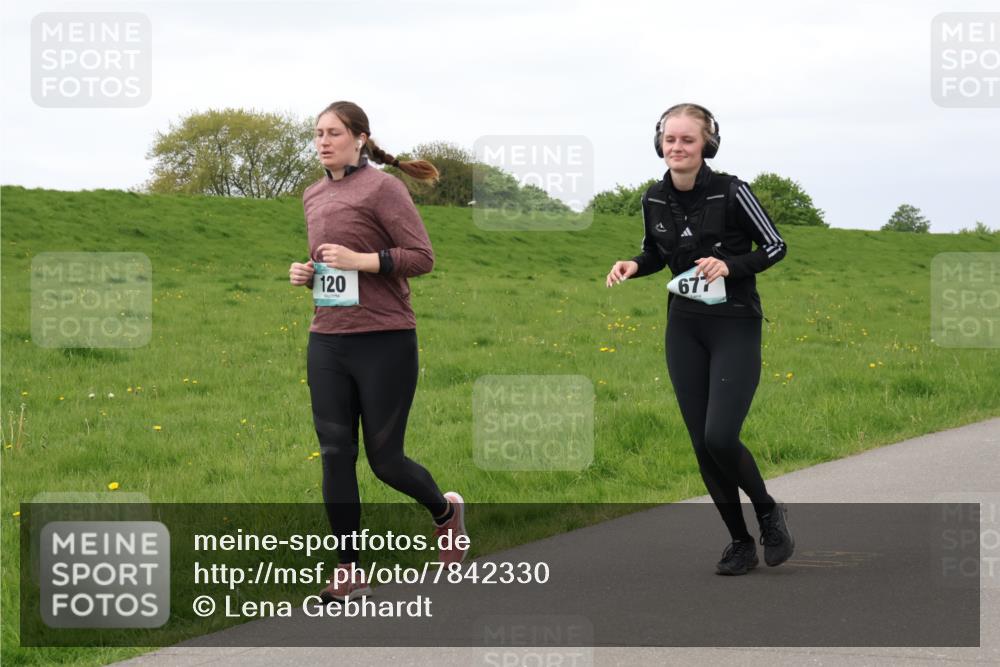 04.05.2025 - 8. Wedeler Halbmarathon Lena Gebhardt http://msf.ph/oto/7842330 04.05.2025 12:07:49 Laufen 20, 120, 677 meine-sportfotos.de