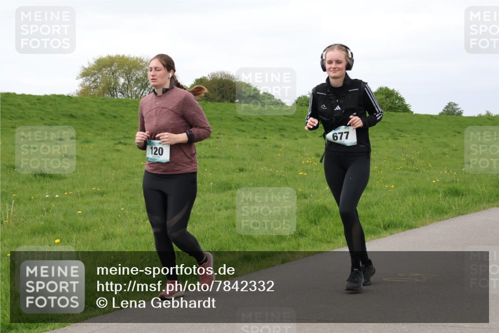 04.05.2025 - 8. Wedeler Halbmarathon Lena Gebhardt http://msf.ph/oto/7842332 04.05.2025 12:07:49 Laufen 20, 120, 677 meine-sportfotos.de