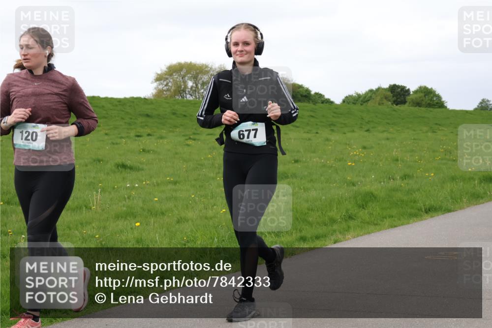 04.05.2025 - 8. Wedeler Halbmarathon Lena Gebhardt http://msf.ph/oto/7842333 04.05.2025 12:07:50 Laufen 120, 677 meine-sportfotos.de