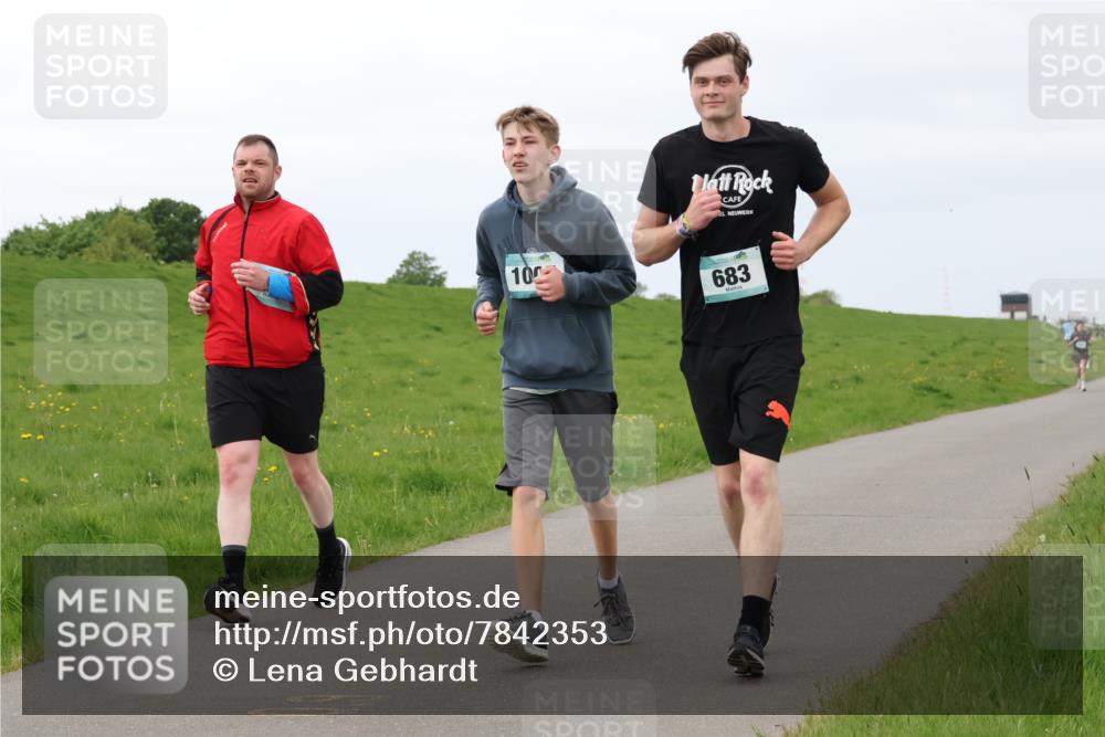 04.05.2025 - 8. Wedeler Halbmarathon Lena Gebhardt http://msf.ph/oto/7842353 04.05.2025 12:09:09 Laufen 10, 683 meine-sportfotos.de