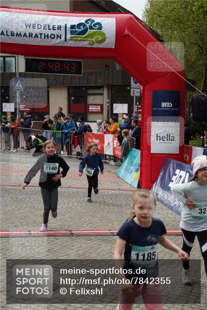 04.05.2025 - 8. Wedeler Halbmarathon Felixshl http://msf.ph/oto/7842355 04.05.2025 12:48:40 Ziel 32, 621, 1140, 1182, 1185 meine-sportfotos.de
