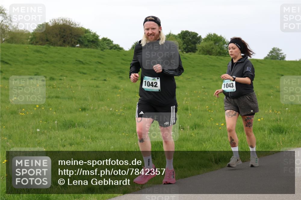 04.05.2025 - 8. Wedeler Halbmarathon Lena Gebhardt http://msf.ph/oto/7842357 04.05.2025 12:09:34 Laufen 1042, 1043 meine-sportfotos.de