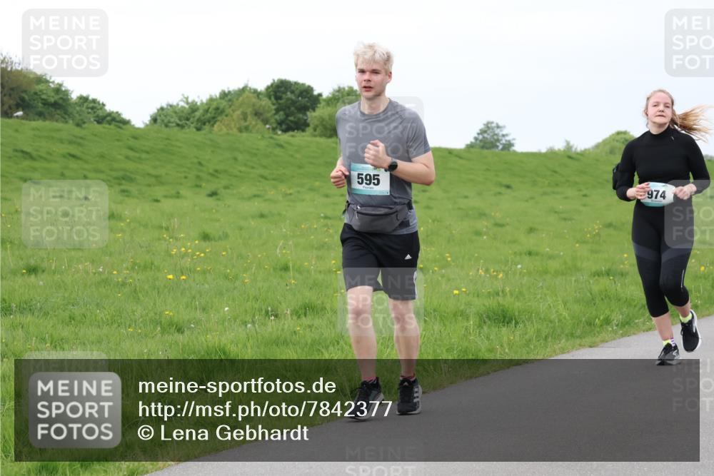 04.05.2025 - 8. Wedeler Halbmarathon Lena Gebhardt http://msf.ph/oto/7842377 04.05.2025 12:10:07 Laufen 595, 974 meine-sportfotos.de