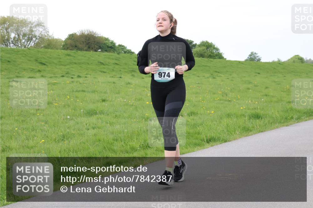 04.05.2025 - 8. Wedeler Halbmarathon Lena Gebhardt http://msf.ph/oto/7842387 04.05.2025 12:10:10 Laufen 974 meine-sportfotos.de