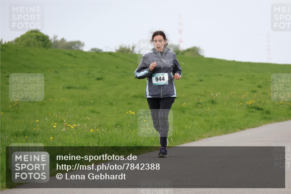 04.05.2025 - 8. Wedeler Halbmarathon Lena Gebhardt http://msf.ph/oto/7842388 04.05.2025 12:11:37 Laufen 944 meine-sportfotos.de