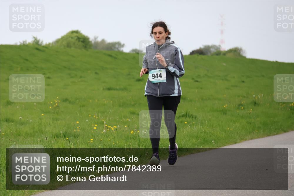 04.05.2025 - 8. Wedeler Halbmarathon Lena Gebhardt http://msf.ph/oto/7842389 04.05.2025 12:11:38 Laufen 944 meine-sportfotos.de
