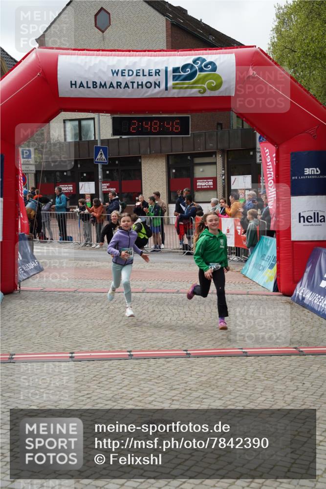 04.05.2025 - 8. Wedeler Halbmarathon Felixshl http://msf.ph/oto/7842390 04.05.2025 12:48:44 Ziel 1140, 1172, 1182, 1190 meine-sportfotos.de