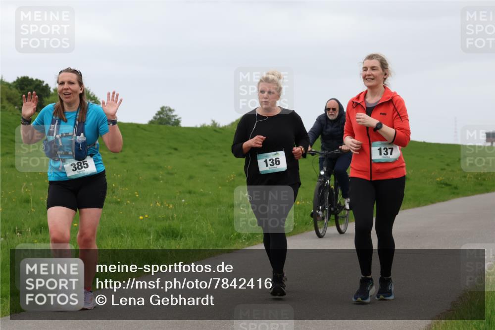 04.05.2025 - 8. Wedeler Halbmarathon Lena Gebhardt http://msf.ph/oto/7842416 04.05.2025 12:13:26 Laufen 385, 136, 137 meine-sportfotos.de