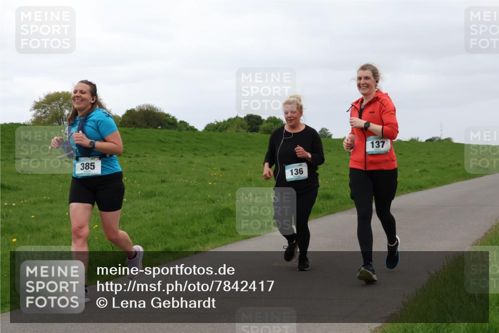 04.05.2025 - 8. Wedeler Halbmarathon Lena Gebhardt http://msf.ph/oto/7842417 04.05.2025 12:13:27 Laufen 385, 136, 137 meine-sportfotos.de
