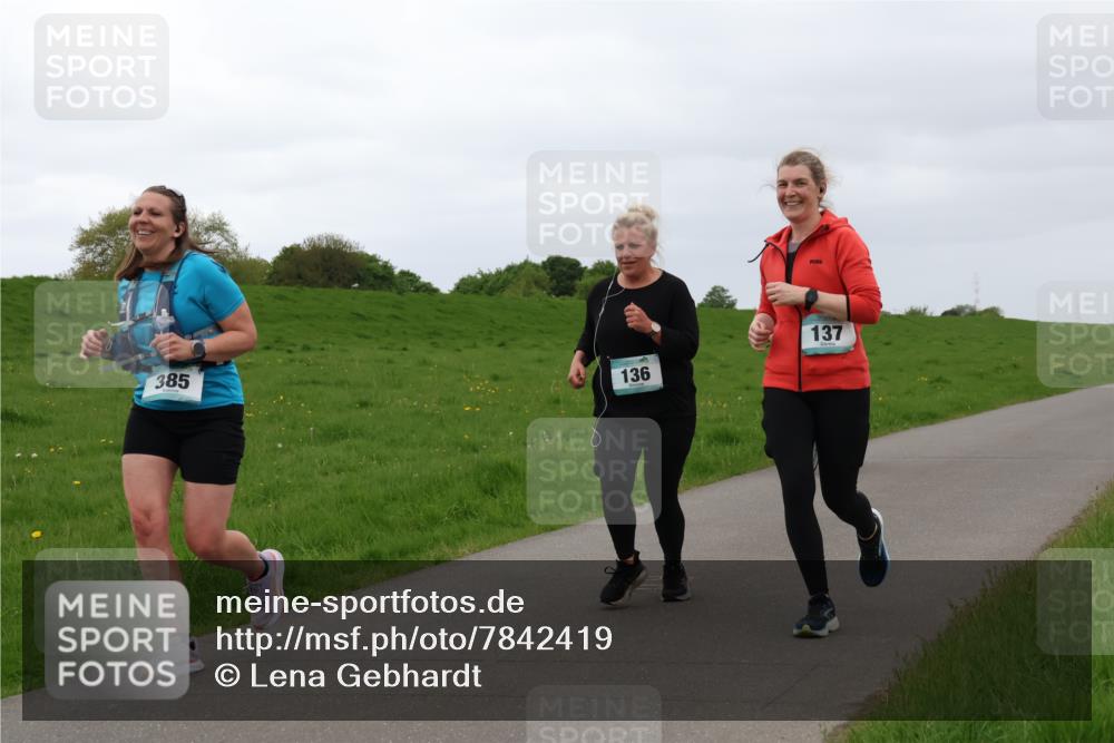 04.05.2025 - 8. Wedeler Halbmarathon Lena Gebhardt http://msf.ph/oto/7842419 04.05.2025 12:13:27 Laufen 385, 136, 137 meine-sportfotos.de